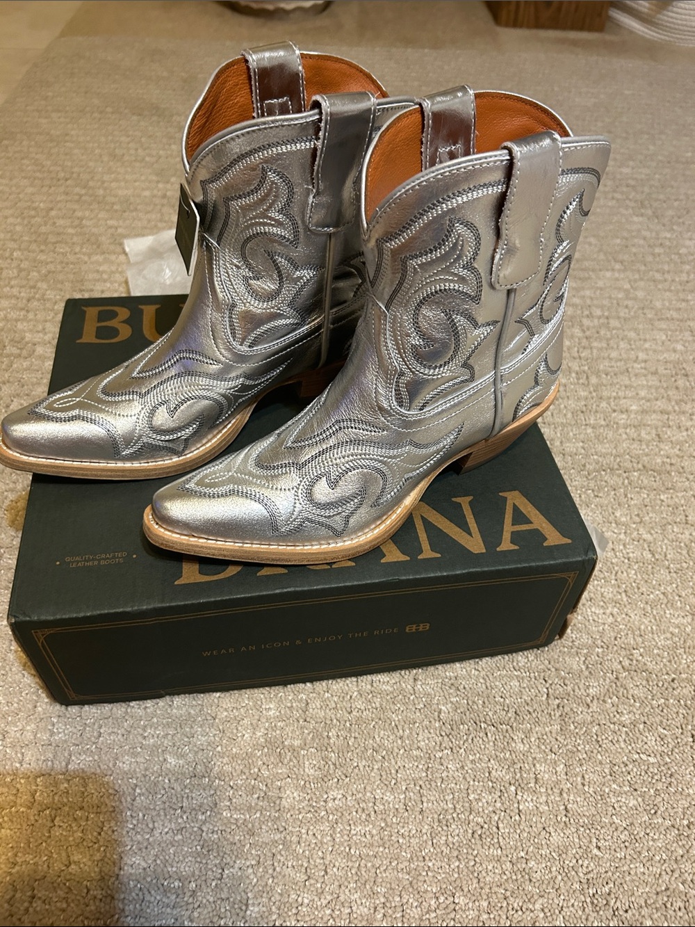 Buck & Brana Regina Misouri NWT silver 7